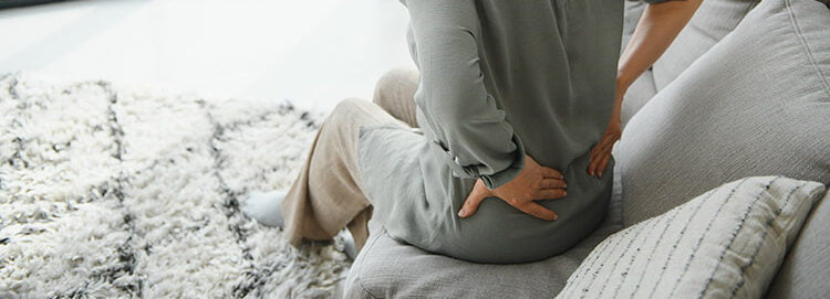 Bild zeigt Hüftschmerzen bei Frau